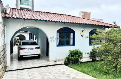 Casa com 3 quartos à venda na rua pascoal simone, 839, coqueiros, florianópolis por r$ 1.166.000