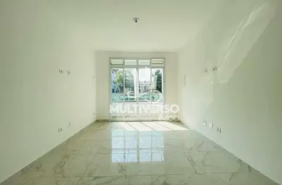 Casa sobreposta baixa moderna com churrasqueira na ponta da praia