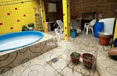Casa à venda em guilhermina, praia grande – 3 quartos, piscina e espaço gourmet