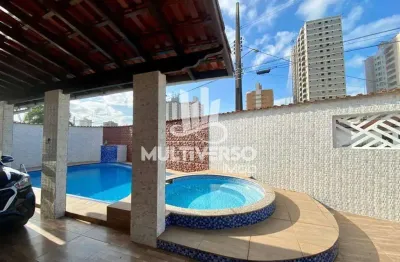 Linda casa térrea com piscina e edícula a 170 metros do mar - jardim real !
