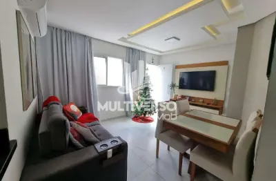 Sobrado em condomínio com 2 suítes, lavado e quintal privativo.