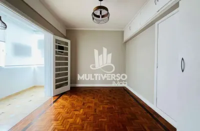 Amplo apartamento reformado uma quadra da praia com varanda 3 dormitórios + dependência Boqueirão em Santos