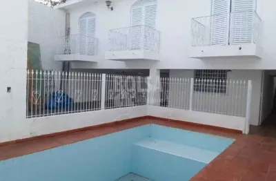 Casa de esquina, muito bem localizada ! ! com piscina