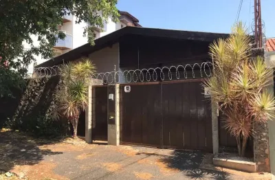 Casa com 5 quartos à venda na Vila Guedes de Azevedo, Bauru 