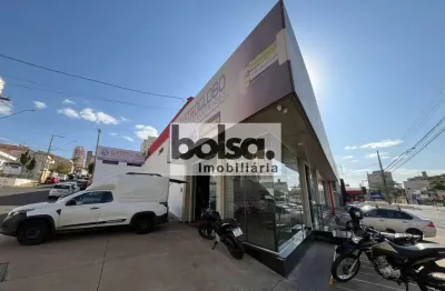 Prédio comercial em avenida de grande movimento ! !