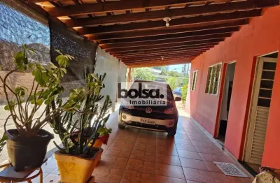 Terreno com duas kitnets com sala, quarto, cozinha e banheiro