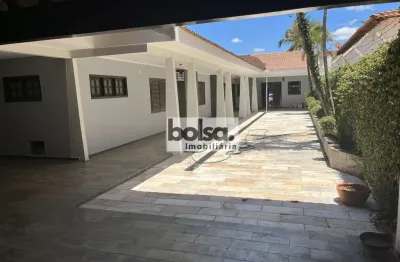 Casa espaçosa com 3 dormitórios (2 suítes), 305m² construídos e terreno de 508m² – conforto e qualidade!