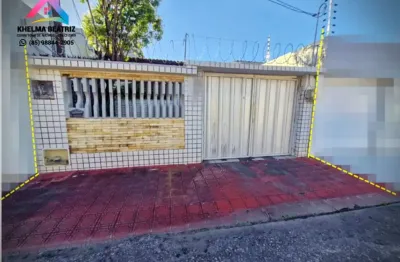 Vendo casa plana com 3 quartos, quintal, na parquelândia próximo à loja couro fino