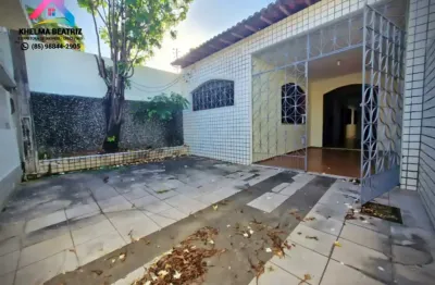 Vendo casa plana com 3 quartos, quintal, na parquelândia próximo à loja couro fino