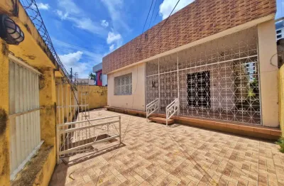 Vendo casa ampla, toda solta, com 4 quartos, próx ao north shopping, parquelândia