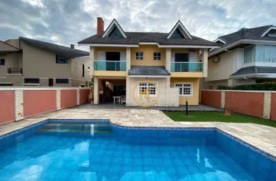 Casa em condomínio frente mar com vista parcial mar.