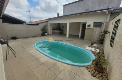 Vende, casa com 2 quartos, sala ampliada, quintal com piscina! vista verde