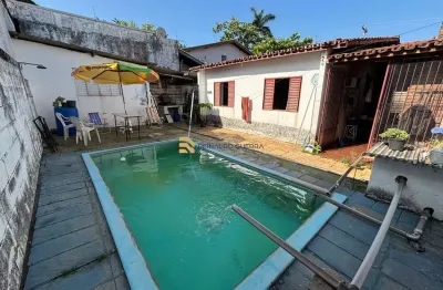 Vista verde ideal para reformar, 300m² terreno, 3 quartos suíte