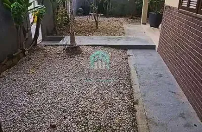 Casa com sala comercial no centro de biguaçu:  por r$850k