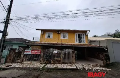 Excelente casa 5 dormitório(s) em trindade - florianópolis