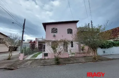 Excelente casa 3 dormitório(s) em balneário - florianópolis