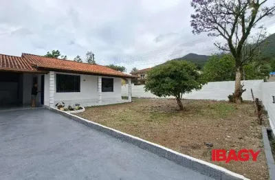 Casa com 3 quartos para alugar na Rua Vereador Joaquim Serafim Dutra, 93, Praia de Fora, Palhoça