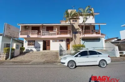 Casa com 4 quartos para alugar na Prefeito Ari Wagner, 51, Centro, Palhoça