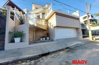Excelente casa 4 dormitório(s) em joão paulo - florianópolis