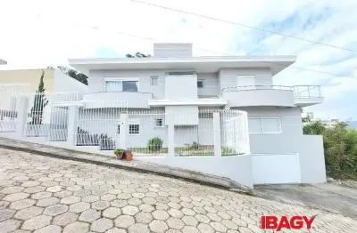 Excelente casa 4 dormitório(s) em coqueiros - florianópolis