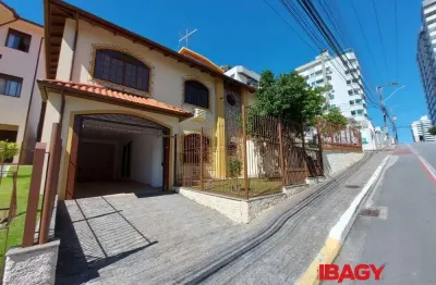 Casa com 4 quartos para alugar na Rua Santo Antônio, 0349, Barreiros, São José