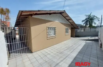 Casa com 3 quartos para alugar na Rua das Araucárias, 04, Picadas do Sul, São José