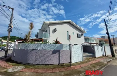 Casa com 2 quartos para alugar na Rua Ipê Verde, 253, Potecas, São José