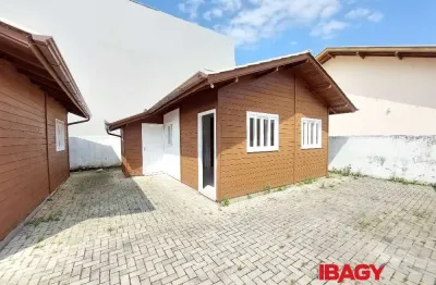 Excelente casa 2 dormitório(s) em carianos - florianópolis