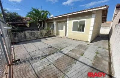 Casa com 2 quartos para alugar na Rua Ilha Terceira, 107, São Sebastião, Palhoça