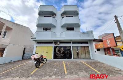 Apartamento com 2 quartos para alugar na Avenida Prefeito Nelson Martins, 915, Centro, Palhoça