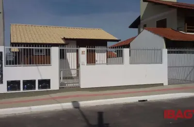 Excelente casa 2 dormitório(s) em carianos - florianópolis