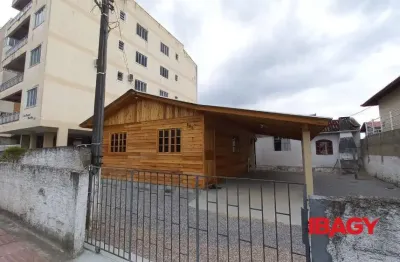 Casa com 2 quartos para alugar na Rua Marfim, 535, Centro, Palhoça