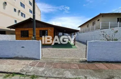 Casa com 2 quartos para alugar na Rua Marfim, 535, Centro, Palhoça