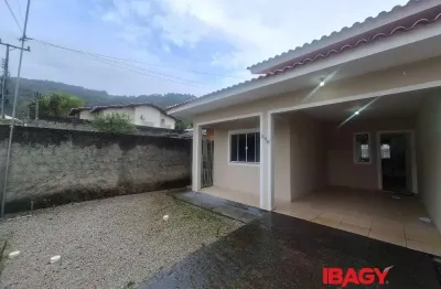 Casa com 2 quartos para alugar na Rua Octavio Clemente Martins, 246, Fundos, Biguaçu