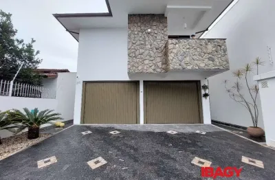 Prédio para alugar na Rua Antônio Mattos Areas, 215, Balneário, Florianópolis