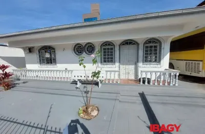 Casa comercial para alugar na Francisco Pedro Cunha, 49, Kobrasol, São José