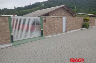 Excelente casa 2 dormitório(s) em enseada de brito - palhoça