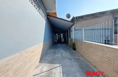 Casa comercial para alugar na Avenida Atílio Pedro Pagani, 1430, Pagani, Palhoça