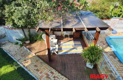 Excelente casa 3 dormitório(s) em joão paulo - florianópolis