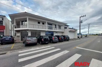 Casa com 3 quartos para alugar na 5 De Novembro, 7, Kobrasol, São José