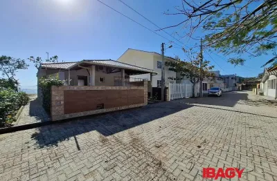 Excelente casa 2 dormitório(s) em praia de fora - palhoça