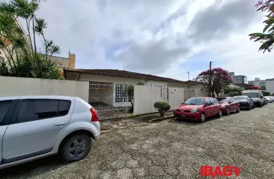 Casa com 3 quartos para alugar na Rua Tabita Shlickmann Locks, 98, Centro, Biguaçu