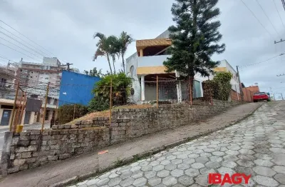 Prédio para alugar na Rua Santos Saraiva, 2023, Capoeiras, Florianópolis