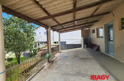 Casa com 2 quartos para alugar na Rodovia Açoriana, 2056, Tapera, Florianópolis