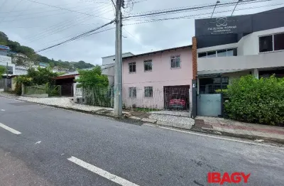 Casa com 3 quartos para alugar na Rua Crispim Mira, 466, Centro, Florianópolis