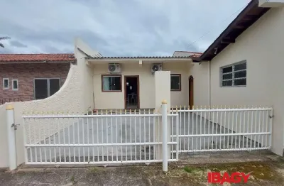 Excelente casa 2 dormitório(s) em praia de fora - palhoça