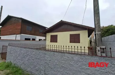 Casa com 2 quartos para alugar na Maria Leopoldina, 680, Pachecos, Palhoça