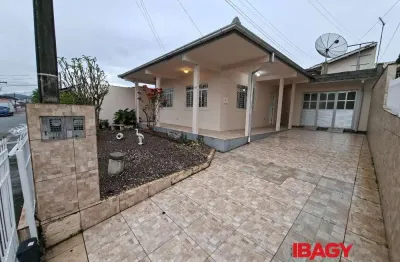 Casa com 5 quartos para alugar na Rua Benjamin Gerlach Filho, 86, Forquilhinhas, São José