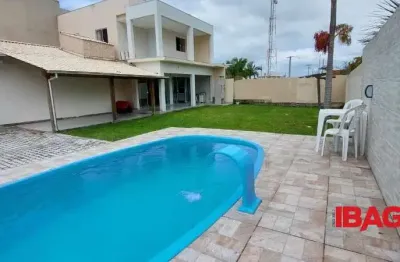 Casa com 3 quartos para alugar na Servidão Piloto, 27, Campeche, Florianópolis