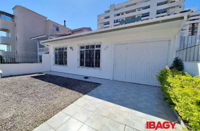 Casa com 3 quartos para alugar na Rua Moura, 679, Barreiros, São José